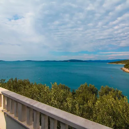 Jadranka Beachfront & Pool * Maslinica