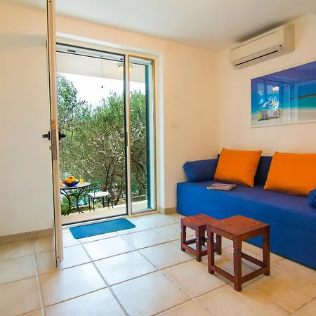 Jadranka Beachfront & Pool * Maslinica