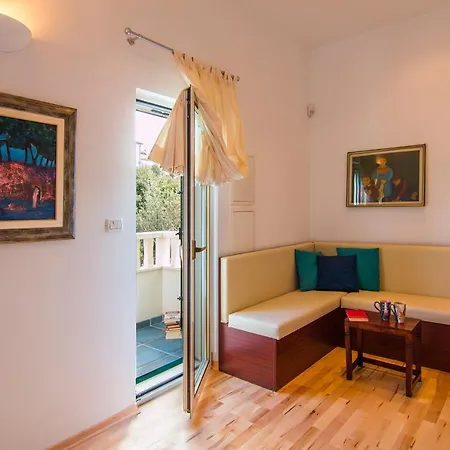 Jadranka Beachfront & Pool * Maslinica