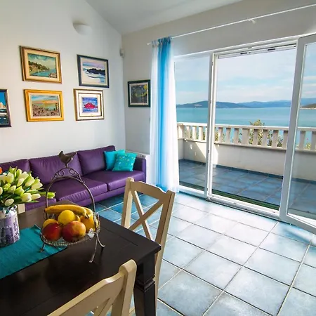 Jadranka Beachfront & Pool * Maslinica