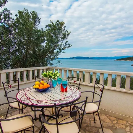 Jadranka Beachfront & Pool Villa Maslinica
