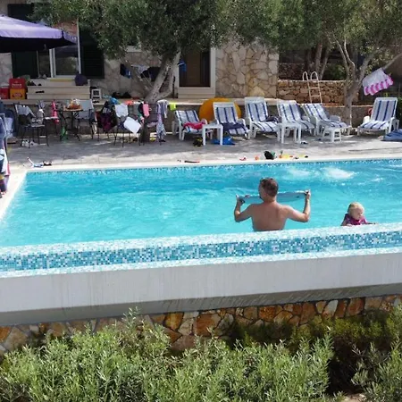 Jadranka Beachfront & Pool Maslinica